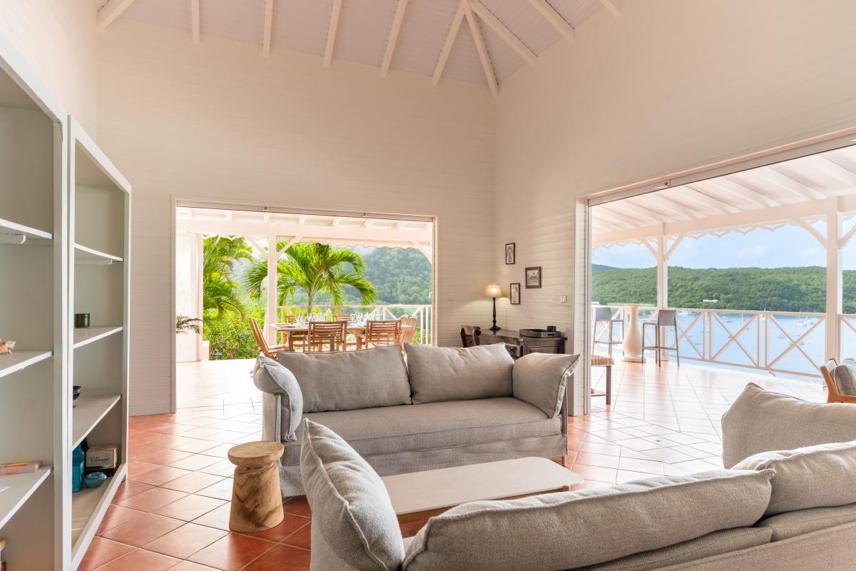 13 sejour-cuisine-ouverte-renovee-vue-mer-martinique (1)